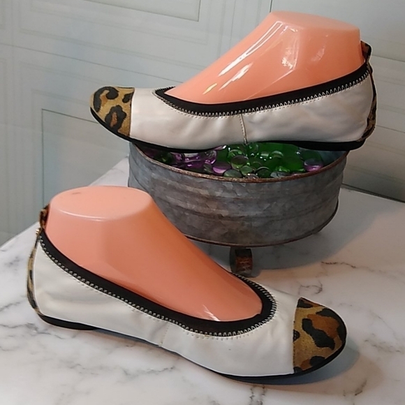 Simply Vera Wang Size 6.5  Leopard & Cream Ballet Flats Two Tone Faux Leather - Picture 2 of 10